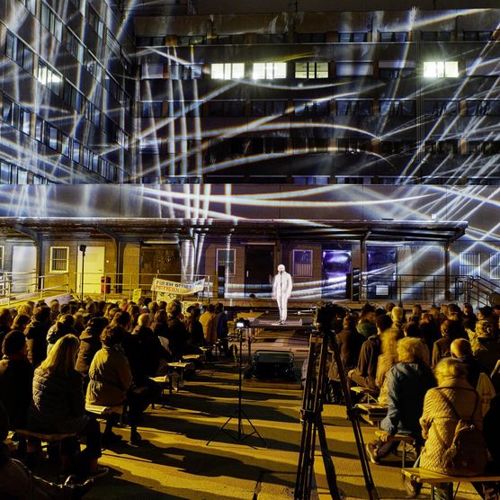 Lichtfest Leipzig 2019: Eröffnung Lichtraum 4 "Keine Gewalt!" im Innenhof der ehemaligen Stasi-Zentrale/Runde Ecke