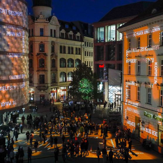Lichtfest Leipzig 2021: interaktives Lichtprojekt "89 Stimmen" von Loomaland auf dem Richard-Wagner-Platz