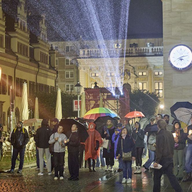 Lichtfest 2026: Besucherinnen und Besuchen bestaunen das Projekt "Faces of Light" von László Zsolt Bordos