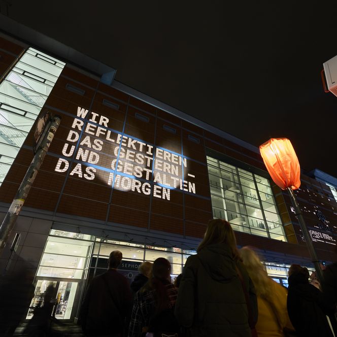 Lichtfest Leipzig: Das Projekt „Wogen/Surge" von Julian Hölscher auf dem Neumarkt