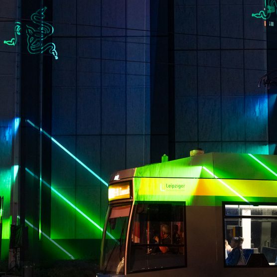Lichtfest Leipzig 2024 mit dem Medienkunstwerk "Fortuna. Futura. Libertas." von Liudmila Siewerski Katia Sofia Ditzler, Marisol Jiménez und Charlotte Bach an der G2 Kunsthalle Leipzig