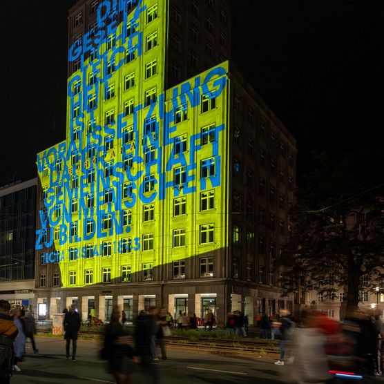Lichtfest Leipzig 2024 mit der Projektion "Erinnerung transformieren" von Ewa Meister, Johanna Ralser, Judith Selenko am Europahaus Leipzig