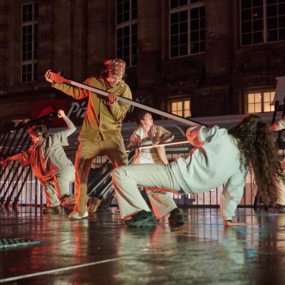 "(De)konstruieren" als Projekt der Partnerstadt Lyon. Tanz- und Lichtperformance vor dem Hauptbahnhof Leipzig für das Lichtfest Leipzig 2024