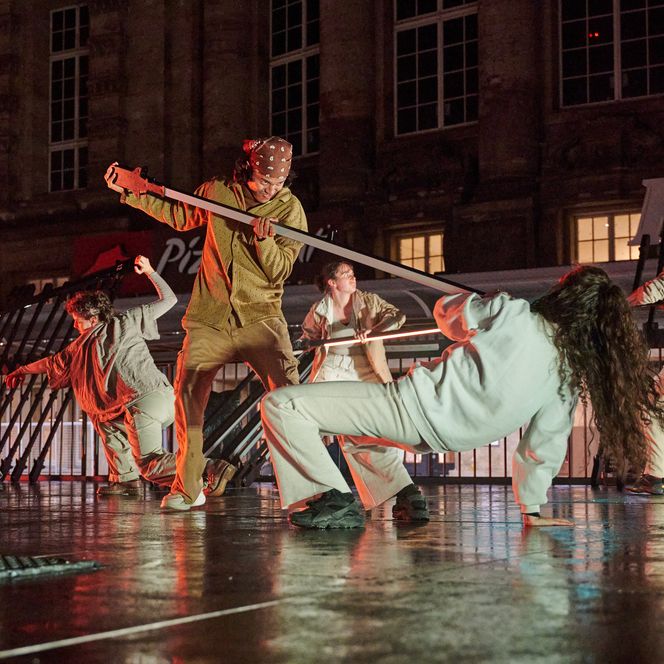 "(De)konstruieren" als Projekt der Partnerstadt Lyon. Tanz- und Lichtperformance vor dem Hauptbahnhof Leipzig für das Lichtfest Leipzig 2024