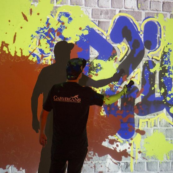 Die Franzosen Cart’1 (Streetartist) und Matthieux Tercieux (Programmierer) arbeiteten im Vorfeld des Lichtfest Leipzig 2022 mit Kindern und Jugendlichen