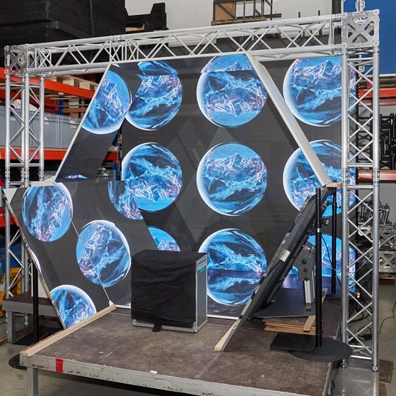 Vor dem Lichtfest Leipzig 2022: Beim Workshop zu Betty Müs Projekt „Das ICH und das WIR“ diskutierte die Künstlerin gemeinsam mit Leipziger Studierenden Fragestellungen