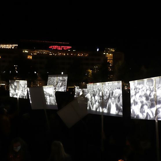 Lichtfest Leipzig 2021: partizipative Videoinstallation "WIR SIND" von Glowing Bulbs auf dem Augustusplatz Leipzig