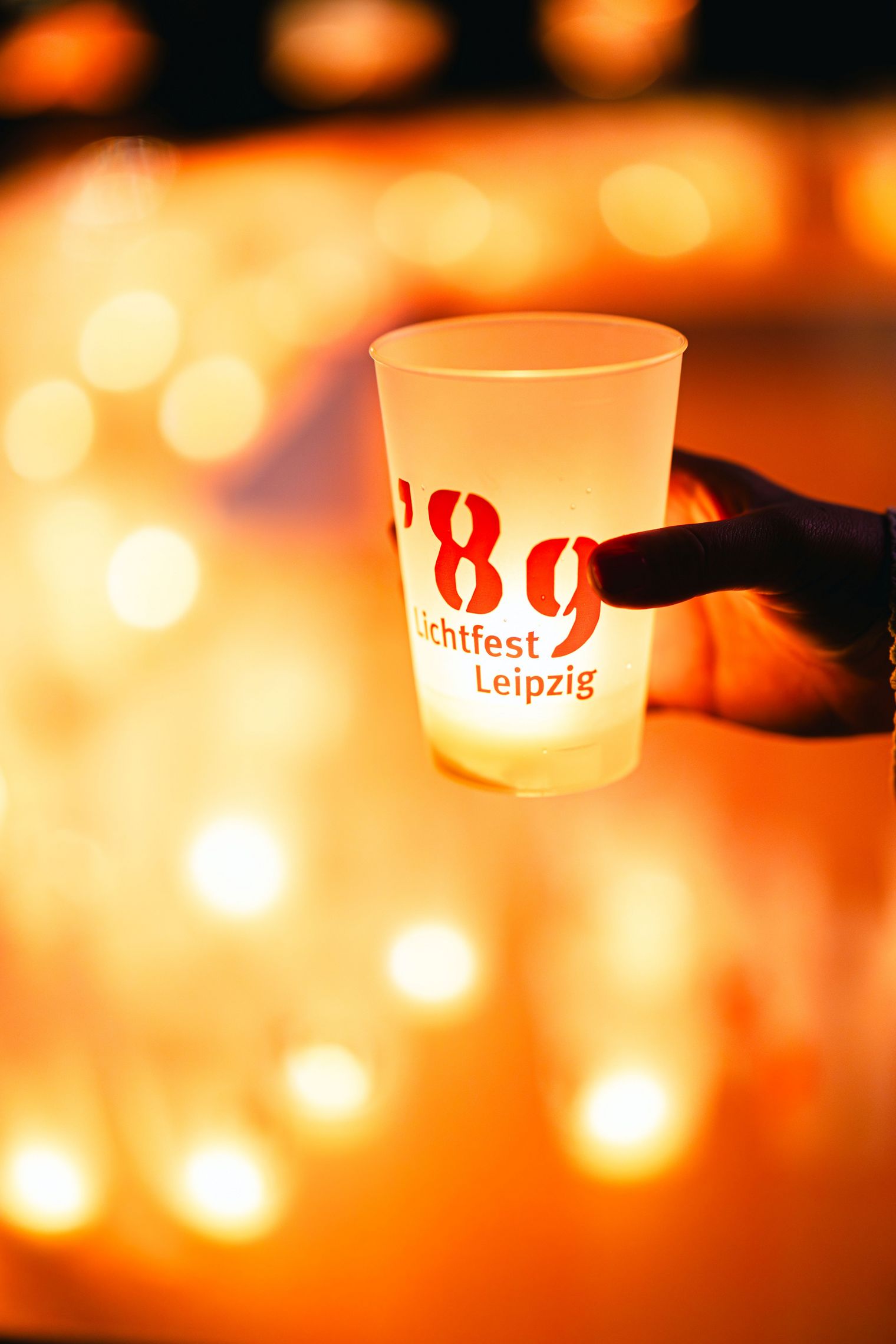 Pressefoto Lichtfest Leipzig Hochformat Hand mit Kerzenbecher