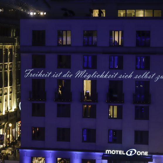 Das Lichtfest Leipzig 2020 auf dem Nikolaikirchhof mit Kerzenpodest und Lichtprojekten