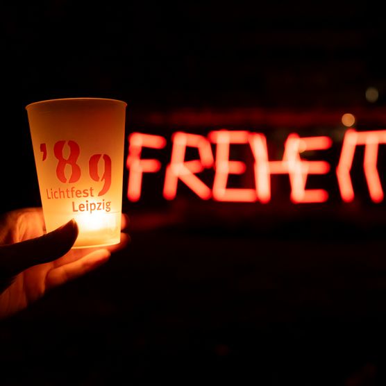 Lichtfest Leipzig 2024 mit der Lichtinstallation "FREIHEIT?" von Loomaland