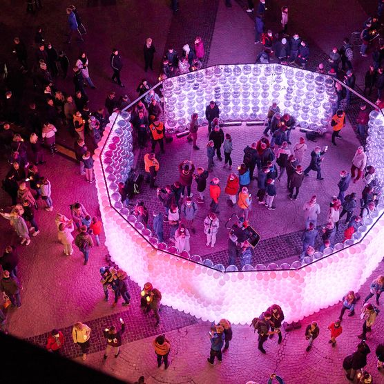 Lichtfest Leipzig 2021: dynamische und begehbare Lichtinstallation "Ring (do/undo/redo)" von Brut Deluxe auf dem Burgplatz