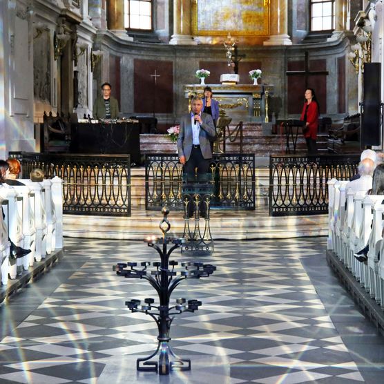 Lichtfest Leipzig 2019: Lichtraum 1 "Wir sind das Volk!" – "Offen für alle" in der Nikolaikirche