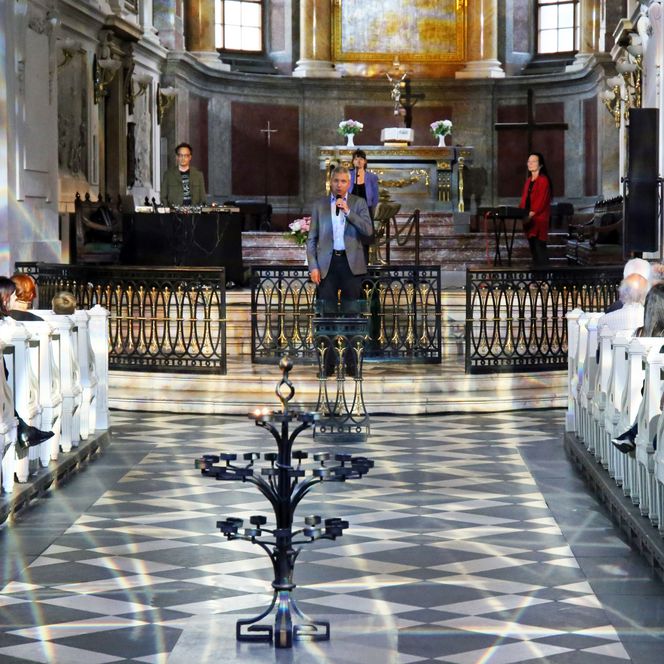 Lichtfest Leipzig 2019: Lichtraum 1 "Wir sind das Volk!" – "Offen für alle" in der Nikolaikirche