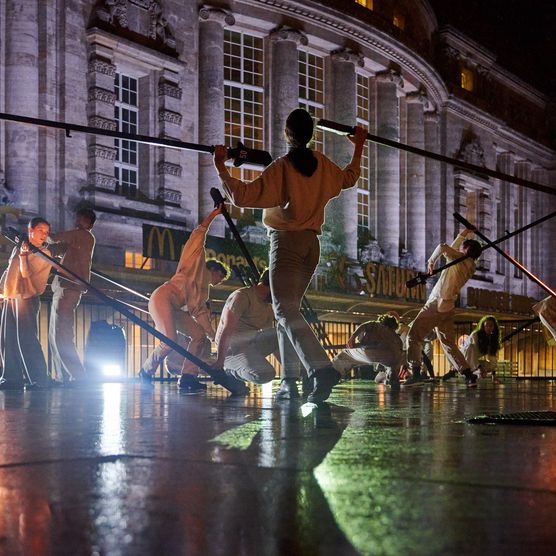 "(De)konstruieren" als Projekt der Partnerstadt Lyon. Tanz- und Lichtperformance vor dem Hauptbahnhof Leipzig für das Lichtfest Leipzig 2024