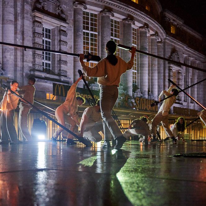 "(De)konstruieren" als Projekt der Partnerstadt Lyon. Tanz- und Lichtperformance vor dem Hauptbahnhof Leipzig für das Lichtfest Leipzig 2024