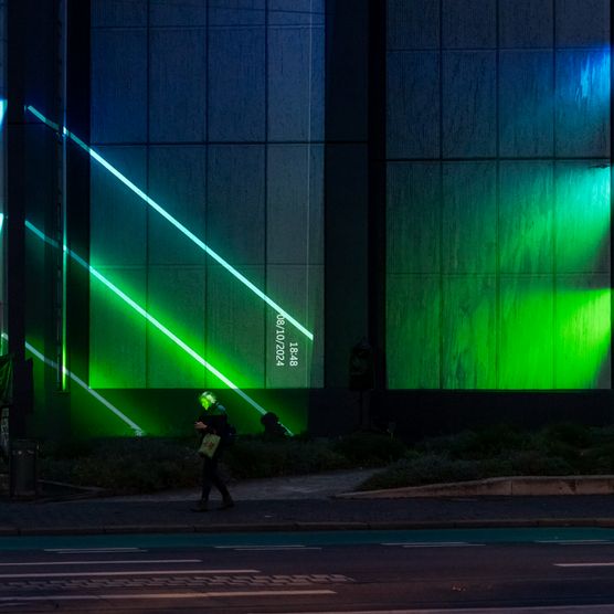 Lichtfest Leipzig 2024 mit dem Medienkunstwerk "Fortuna. Futura. Libertas." von Liudmila Siewerski Katia Sofia Ditzler, Marisol Jiménez und Charlotte Bach an der G2 Kunsthalle Leipzig