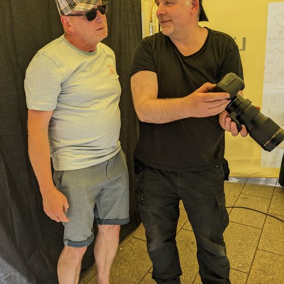 Am 4. Juni 2023 wagten sich zahlreiche Stadtfestbesucherinnen und -besucher vor die Linse von Philipp Geist. Der Berliner Künstler verwendete die Fotoaufnahmen im Rahmen seines Projekts am Burgplatz verwenden – einer Großprojektion auf Neues Rathaus und Stadthaus.