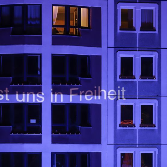 Das Lichtfest Leipzig 2020 auf dem Nikolaikirchhof mit Kerzenpodest und Lichtprojekten