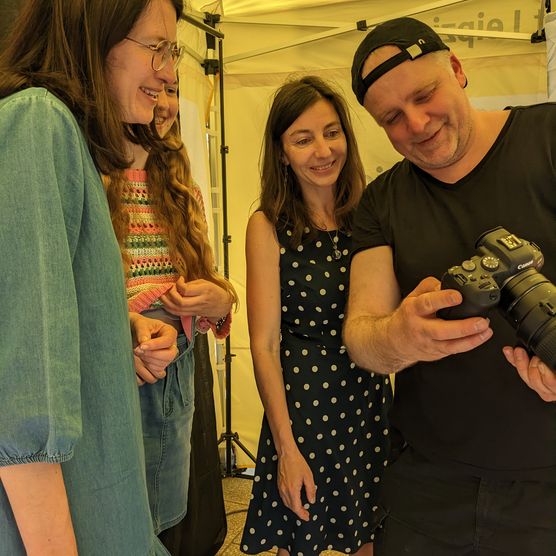 Am 4. Juni 2023 wagten sich zahlreiche Stadtfestbesucherinnen und -besucher vor die Linse von Philipp Geist. Der Berliner Künstler verwendete die Fotoaufnahmen im Rahmen seines Projekts am Burgplatz verwenden – einer Großprojektion auf Neues Rathaus und Stadthaus.
