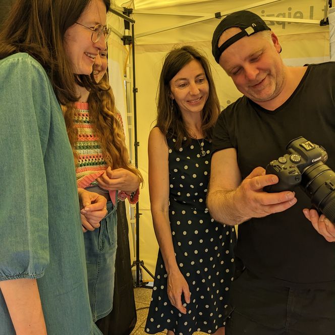Am 4. Juni 2023 wagten sich zahlreiche Stadtfestbesucherinnen und -besucher vor die Linse von Philipp Geist. Der Berliner Künstler verwendete die Fotoaufnahmen im Rahmen seines Projekts am Burgplatz verwenden – einer Großprojektion auf Neues Rathaus und Stadthaus.