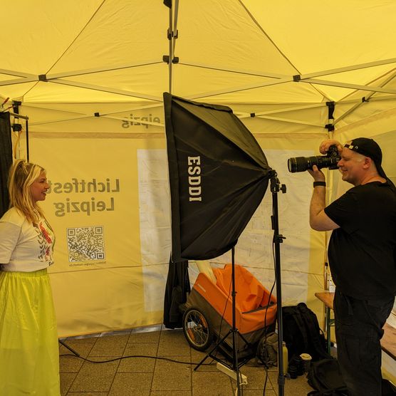 Am 4. Juni 2023 wagten sich zahlreiche Stadtfestbesucherinnen und -besucher vor die Linse von Philipp Geist. Der Berliner Künstler verwendete die Fotoaufnahmen im Rahmen seines Projekts am Burgplatz verwenden – einer Großprojektion auf Neues Rathaus und Stadthaus.