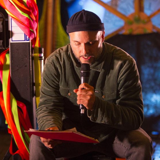 Lichtfest Leipzig 2023: „Beacon of Hope“ von Craig Morrison und Ant Dickinson mit Nils Straatmann – Licht-Skulptur und Poetry Slam auf dem Richard-Wagner-Platz