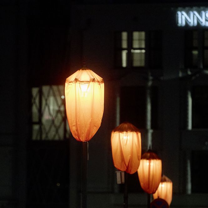 Lichtfest 2026: Orangefarbene Straßenleuchten unterstützen am Lichtfestabend die Orientierung entlang des Weges
