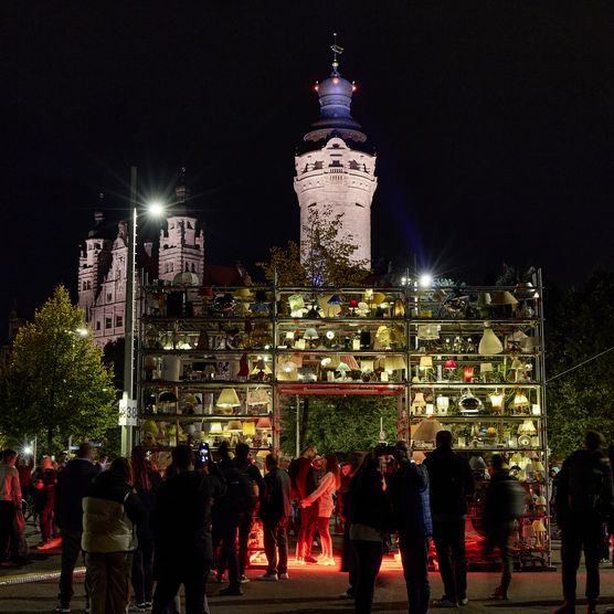 Lichtfest Leipzig 2024 mit der Licht- und Klanginstallation "Passage" von Fils de Créa auf dem Wilhelm-Leuschner-Platz Leipzig