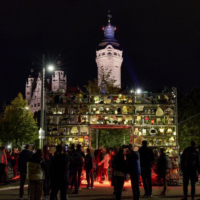 Lichtfest Leipzig 2024 mit der Licht- und Klanginstallation "Passage" von Fils de Créa auf dem Wilhelm-Leuschner-Platz Leipzig