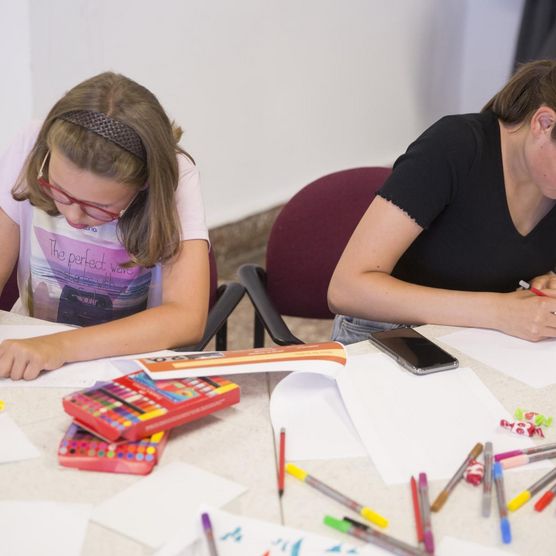 Die Franzosen Cart’1 (Streetartist) und Matthieux Tercieux (Programmierer) arbeiteten im Vorfeld des Lichtfest Leipzig 2022 mit Kindern und Jugendlichen