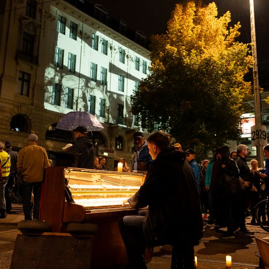 Lichtfest Leipzig 2024 mit der interaktiven Installation von Heelemann & Scheibe am Dittrichring Leipzig