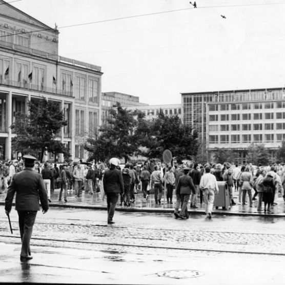 Historische Aufnahme aus dem Herbst 89 in Leipzig: Demonstration und Polizeieinsatz auf dem Karl-Marx-Platz (jetzt Augustusplatz) Leipzig