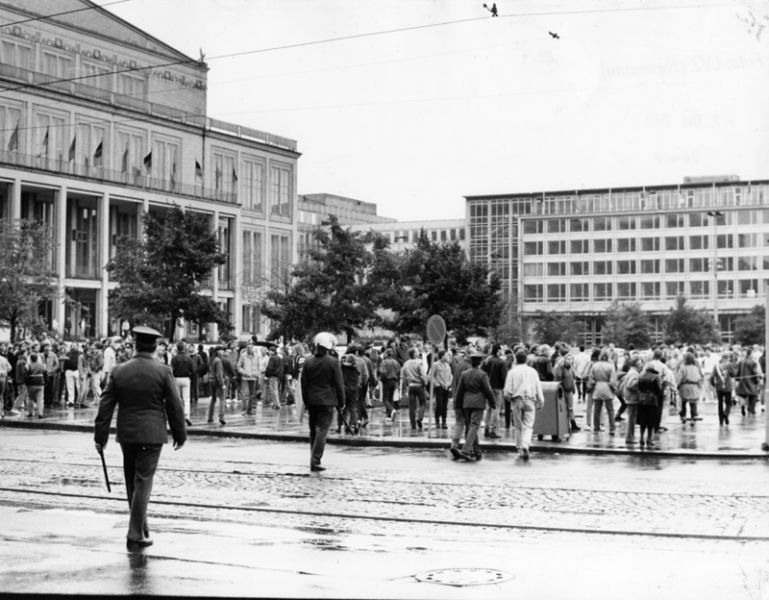 Historische Aufnahme aus dem Herbst 89 in Leipzig: Demonstration und Polizeieinsatz auf dem Karl-Marx-Platz (jetzt Augustusplatz) Leipzig