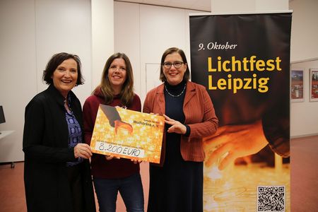 Scheckübergabe: Der Erlös aus der Aktion Kerzenpatenschaft im Rahmen des Lichtfest Leipzig 2024 ging an den Wolfsträne e. V. 