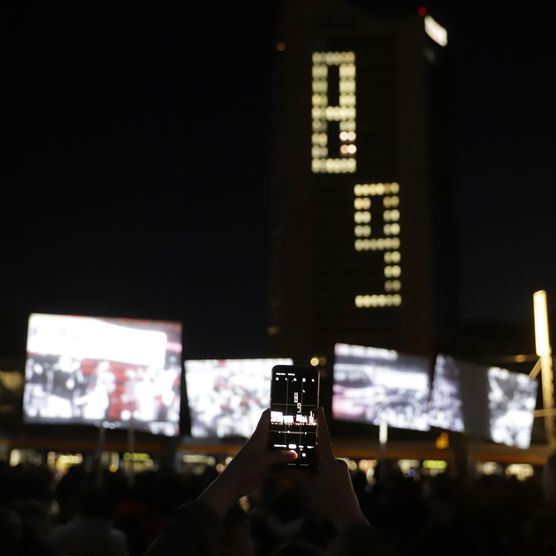 Lichtfest Leipzig 2021: partizipative Videoinstallation "WIR SIND" von Glowing Bulbs auf dem Augustusplatz Leipzig
