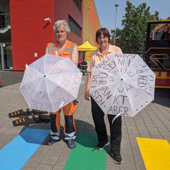 DHL und LTM hatten vom 11. bis 13. Juli 2023 dazu eingeladen, Gedanken und Statements zum Thema Freiheit auf Schirmen zu platzieren. Die gestalteten Schirme wurden im Rahmen des Lichtfest Leipzig am 9. Oktober 23 für die Installation verwendet, die auf dem Richard-Wagner-Platz zu sehen war.