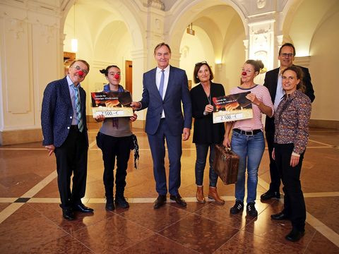 Scheckübergabe mit Oberbürgermeister Burkhard Jung in Neuen Rathaus: Die Erlöse aus der Aktion Kerzenpatenschaft im Rahmen des Lichtfest Leipzig 2020 ging zu gleichen Teilen an Clowns & Clowns e. V. und die Leipziger Klinikclowns
