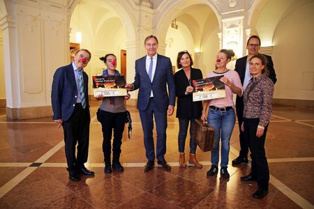 Scheckübergabe mit Oberbürgermeister Burkhard Jung in Neuen Rathaus: Die Erlöse aus der Aktion Kerzenpatenschaft im Rahmen des Lichtfest Leipzig 2020 ging zu gleichen Teilen an Clowns & Clowns e. V. und die Leipziger Klinikclowns