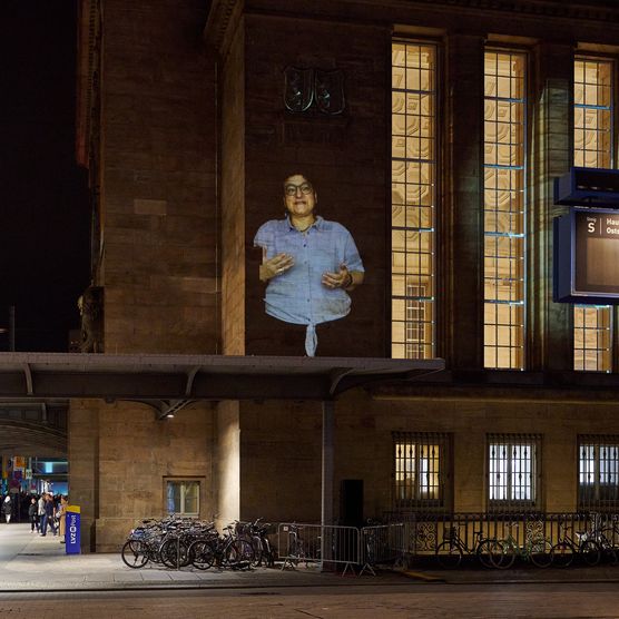 "'89-Blickwinkel" von Xenorama. Partizipative Videoinstallation an der Ostseite des Leipziger Hauptbahnhofs. Lichtfest Leipzig 2024