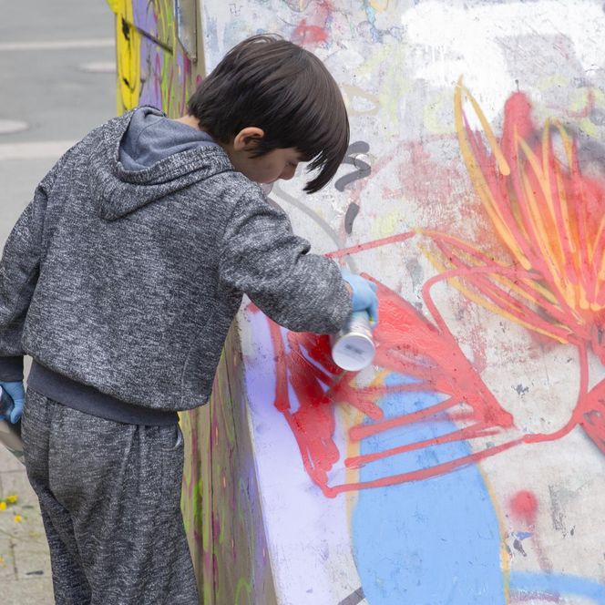 Die Franzosen Cart’1 (Streetartist) und Matthieux Tercieux (Programmierer) arbeiteten im Vorfeld des Lichtfest Leipzig 2022 mit Kindern und Jugendlichen