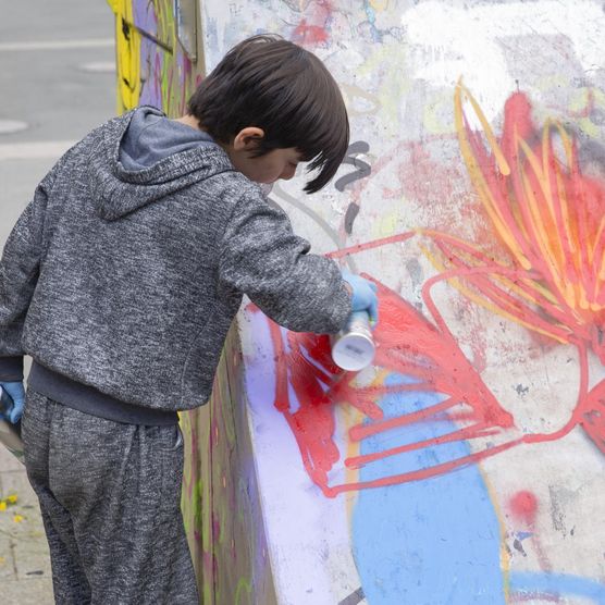 Die Franzosen Cart’1 (Streetartist) und Matthieux Tercieux (Programmierer) arbeiteten im Vorfeld des Lichtfest Leipzig 2022 mit Kindern und Jugendlichen