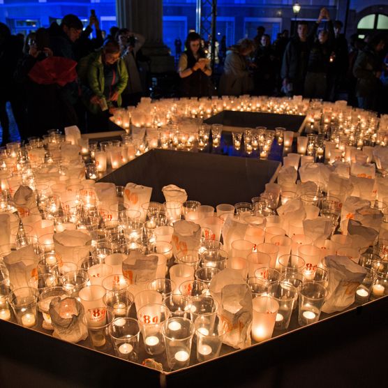 Lichtfest Leipzig 2023: Kerzenpodest mit Teelichtern in Mehrwegbechern mit Aufdruck zum Herbst 89