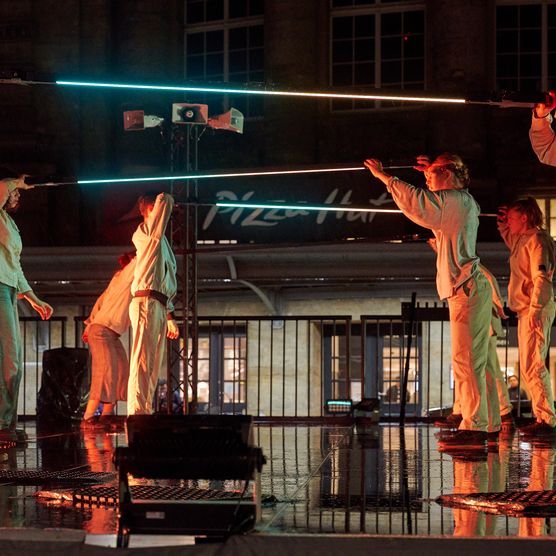 "(De)konstruieren" als Projekt der Partnerstadt Lyon. Tanz- und Lichtperformance vor dem Hauptbahnhof Leipzig für das Lichtfest Leipzig 2024
