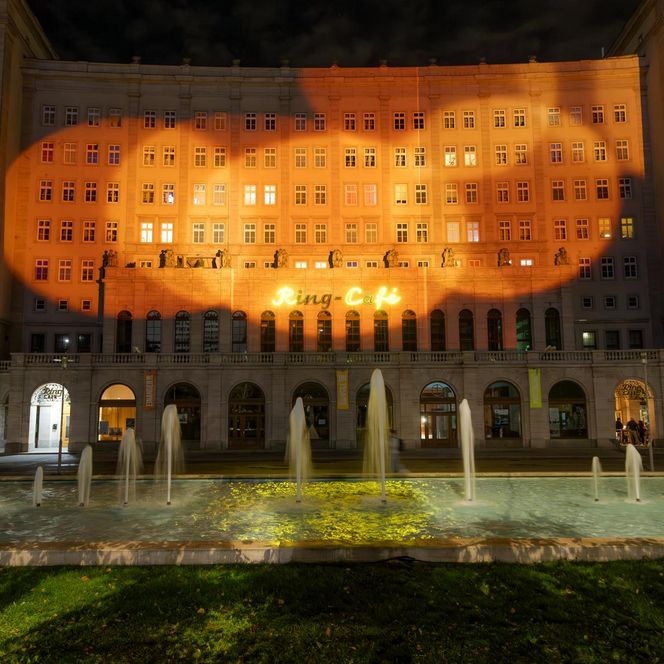Lichtfest Leipzig 2024 mit dem Partnerprojekt "Global Village: Die Welt, dein Dorf" mit Light_Art_Experience (LAX) am Ring-Café, Roßplatz Leipzig