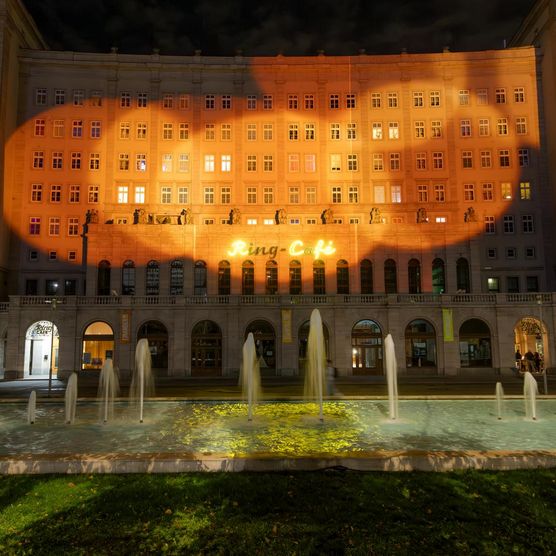 Lichtfest Leipzig 2024 mit dem Partnerprojekt "Global Village: Die Welt, dein Dorf" mit Light_Art_Experience (LAX) am Ring-Café, Roßplatz Leipzig