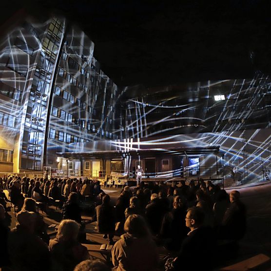 Lichtfest Leipzig 2019: Eröffnung Lichtraum 4 "Keine Gewalt!" im Innenhof der ehemaligen Stasi-Zentrale/Runde Ecke