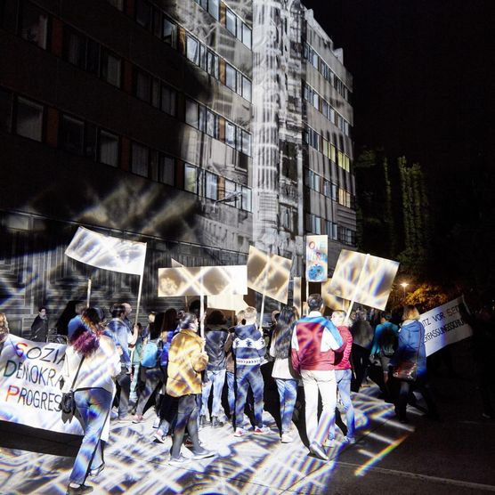 Lichtfest Leipzig 2019: Eröffnung Lichtraum 4 "Keine Gewalt!" im Innenhof der ehemaligen Stasi-Zentrale/Runde Ecke