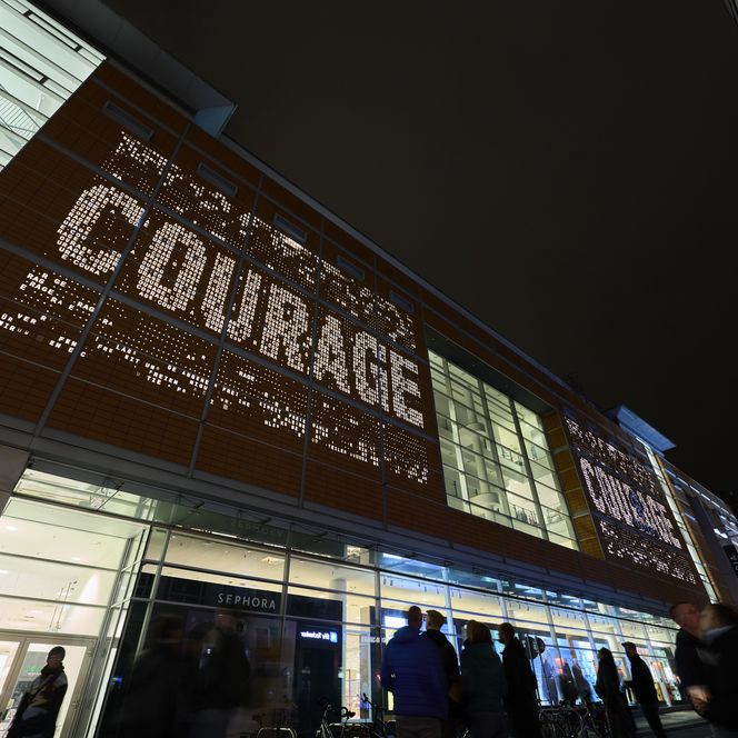 Lichtfest Leipzig: Das Projekt „Wogen/Surge" von Julian Hölscher auf dem Neumarkt