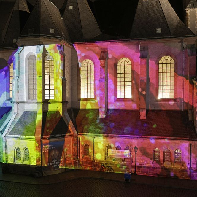 Lichtfest Leipzig 2024 mit Lichtprojektion "Where did the hero come from?" von EunJin Park am Nikolaikirchhof Leipzig