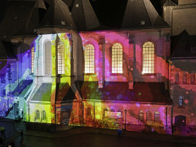 Lichtfest Leipzig 2024 mit Lichtprojektion "Where did the hero come from?" von EunJin Park am Nikolaikirchhof Leipzig